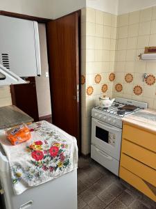 Departamento en alquiler en Mar del Plata. 3 ambientes, 1 baño y capacidad de 3 a 5 personas. A 300 m de la playa