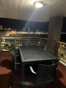 Departamento en alquiler en Mar del Plata. 3 ambientes, 2 baños y capacidad 6 personas. A menos de 50 m de la playa