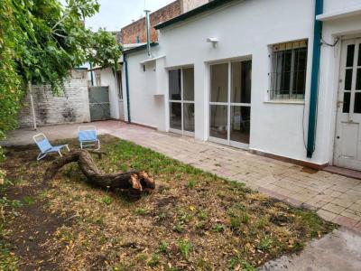 Casa en alquiler en Mar del Plata. 3 ambientes, 1 baño y capacidad de 3 a 5 personas. 