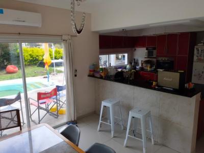 Casa en alquiler en Mar del Plata. 5 ambientes, 4 baños y capacidad de 4 a 6 personas. 