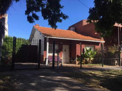 Casa en alquiler en Mar del Plata. 6 ambientes, 2 baños y capacidad de 15 a 16 personas. 