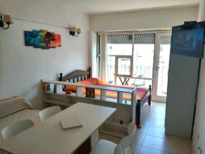 Departamento en alquiler en Mar del Plata. 1 ambientes, 1 baño y capacidad de 1 a 3 personas. A 100 m de la playa