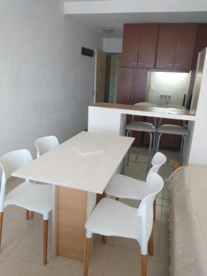 Departamento en alquiler en Mar del Plata. 1 ambientes, 1 baño y capacidad de 1 a 3 personas. A 100 m de la playa