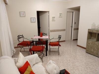 Departamento en alquiler en Mar del Plata. 3 ambientes, 1 baño y capacidad de 3 a 5 personas. A 50 m de la playa