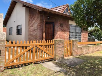 Casa en alquiler en Mar del Plata. 4 ambientes, 2 baños y capacidad de 4 a 6 personas. A 500 m de la playa