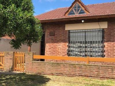 Casa en alquiler en Mar del Plata. 4 ambientes, 2 baños y capacidad de 4 a 6 personas. A 500 m de la playa