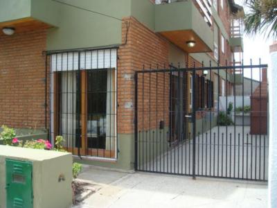 Departamento en alquiler en Mar del Plata. 2 ambientes, 1 baño y capacidad de 2 a 4 personas. A 200 m de la playa