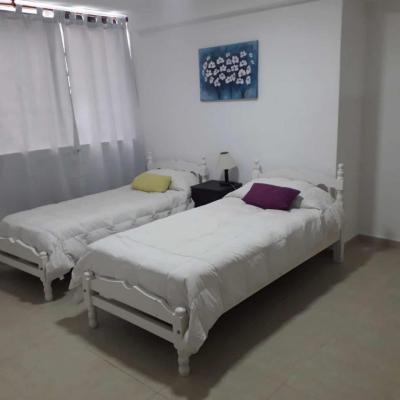 Departamento en alquiler en Mar del Plata. 3 ambientes, 2 baños y capacidad de 4 a 6 personas. A 400 m de la playa