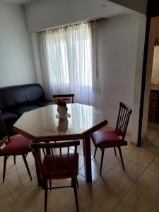 Departamento en alquiler en Mar del Plata. 2 ambientes, 1 baño y capacidad de 2 a 4 personas. A 100 m de la playa