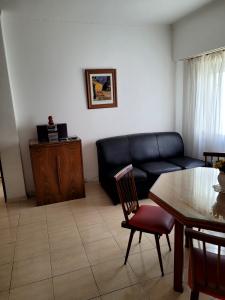 Departamento en alquiler en Mar del Plata. 2 ambientes, 1 baño y capacidad de 2 a 4 personas. A 100 m de la playa