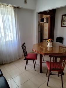 Departamento en alquiler en Mar del Plata. 2 ambientes, 1 baño y capacidad de 2 a 4 personas. A 100 m de la playa