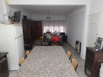 Casa en alquiler en Mar del Plata. 4 ambientes, 2 baños y capacidad de 2 a 5 personas. 