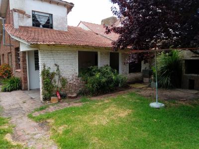 Casa en alquiler en Mar del Plata. 4 ambientes, 1 baño y capacidad de 5 a 7 personas. 