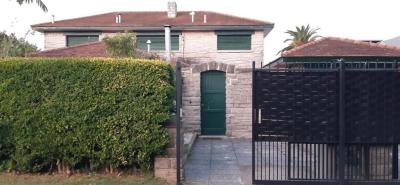 Casa en alquiler en Mar del Plata. 5 ambientes, 2 baños y capacidad de 5 a 7 personas. 