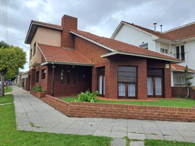 Chalet en alquiler en Mar del Plata. 4 ambientes, 2 baños y capacidad de 3 a 6 personas. 